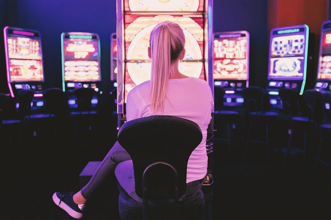 ubet မြန်မာ ကစားသမားများ ငွေသွင်းပြီး Slots Live Casino ကစားနေသောပုံ